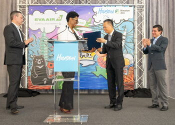 慶賀長榮航空桃園-休士頓航線開航十週年 休士頓副市長頒發「市長文告」 表揚並致贈珍貴大羚羊及巨型壁畫