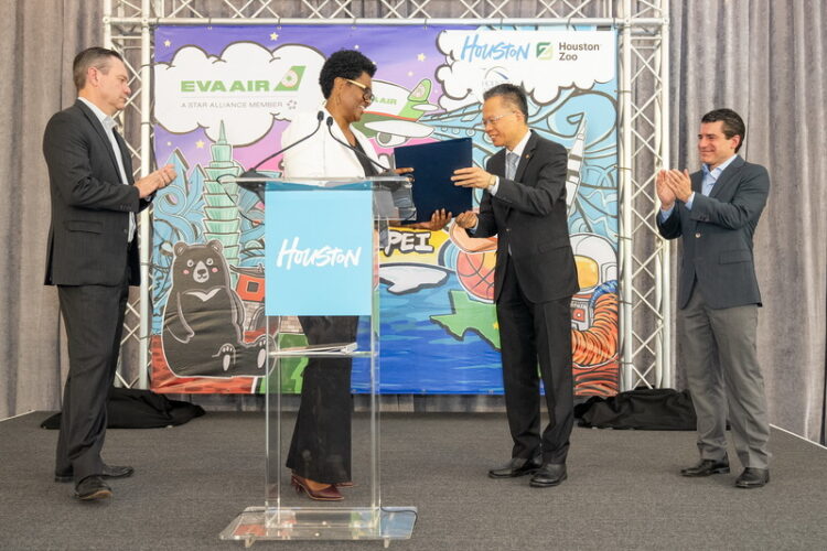 慶賀長榮航空桃園-休士頓航線開航十週年 休士頓副市長頒發「市長文告」 表揚並致贈珍貴大羚羊及巨型壁畫