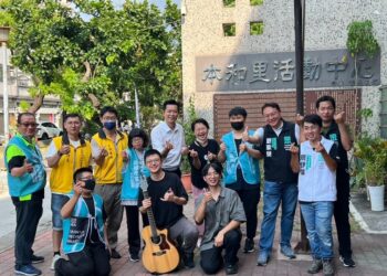 小農市集熱鬧開張， 街頭藝人演唱歡樂滿場