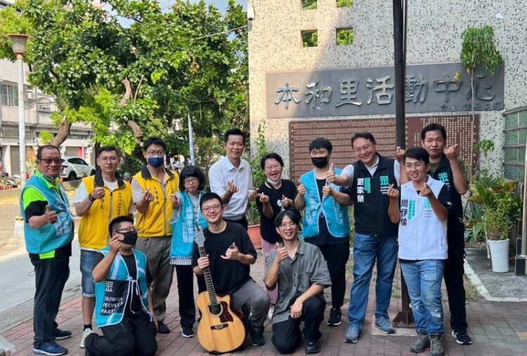 小農市集熱鬧開張， 街頭藝人演唱歡樂滿場