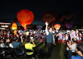 熱氣球光雕結合無人機秀 臺南夜空閃耀六萬人共賞 市長黃偉哲籲全臺遊客來臺南放鬆一夏