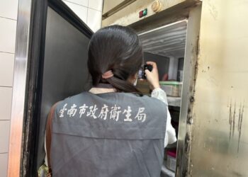 臺南名店「周氏蝦捲」捲入食安爭議 衛生局：初判為店員個人行為、限期改善4項缺失