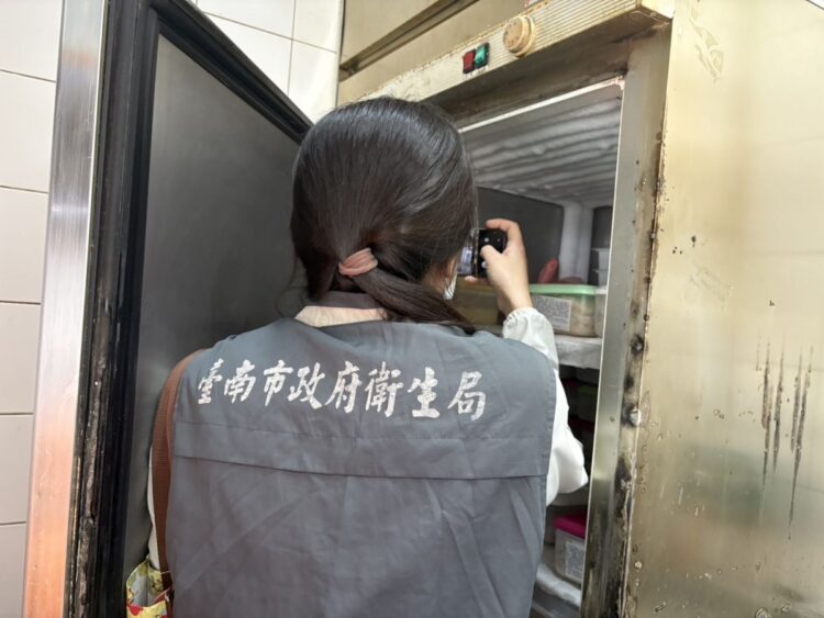 臺南名店「周氏蝦捲」捲入食安爭議 衛生局:初判為店員個人行為、限期改善4項缺失 臺南名店「周氏蝦捲」捲入食安爭議 衛生局:初判為店員個人行為、限期改善4項缺失