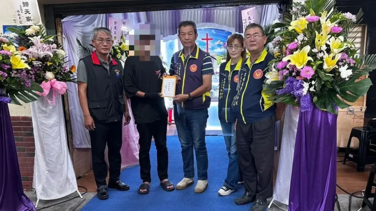 吉安警局協同義警第二中隊捐贈棺木及骨灰罈 助弱勢家庭度過難關 吉安警局協同義警第二中隊捐贈棺木及骨灰罈 助弱勢家庭度過難關