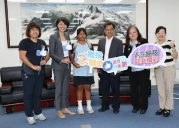 布農孩子田萱榮獲總統教育獎 許縣長心疼助買好弓