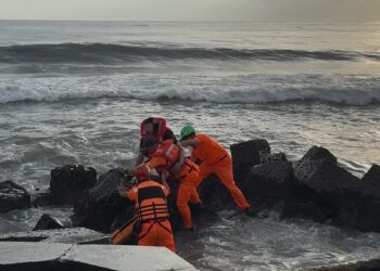 臺南黃金海岸戲水民眾驚遭浪捲 海巡署人員奔赴馳援