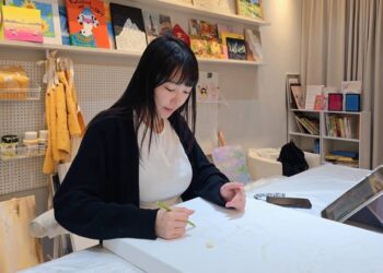 新銳藝術家YUWEI宇崴 沉默的力量 在畫布上發聲 個人首展《語言之外》 用畫筆揭開心靈的秘密