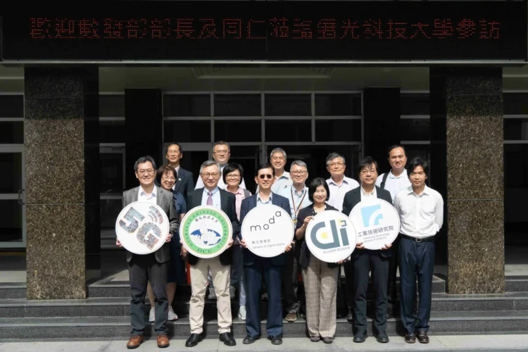 黃彥男部長親臨僑光科大體驗5G元宇宙創新職能訓練 黃彥男部長親臨僑光科大體驗5G元宇宙創新職能訓練