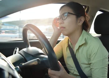 滑手機一久就眼模糊？醫：恐老花提早報到，當心白內障也同時找上門