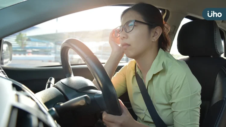 滑手機一久就眼模糊？醫：恐老花提早報到，當心白內障也同時找上門