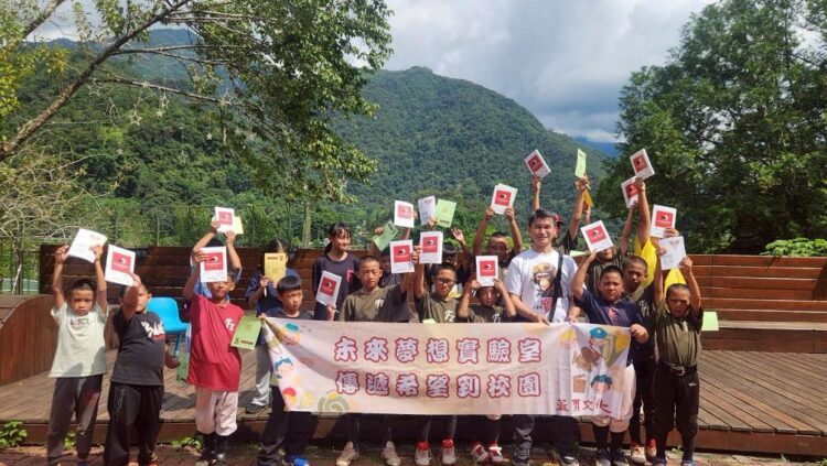 探索未來無限可能!魔力達設計學苑小鶴老師與南投偏鄉孩童共學築夢 探索未來無限可能!魔力達設計學苑小鶴老師與南投偏鄉孩童共學築夢