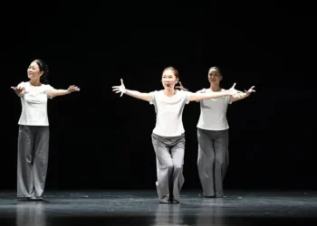 雲門舞集「毛月亮」花蓮美崙田徑場震撼登場 縣長徐榛蔚與民眾跟著舞者律動手舞足蹈