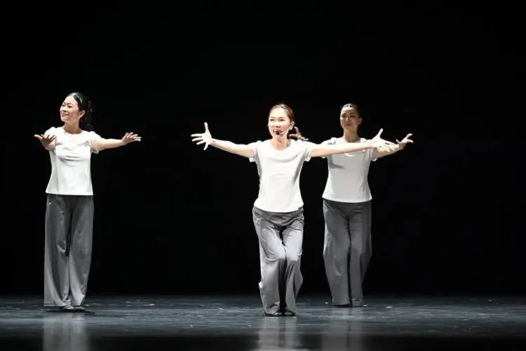 雲門舞集「毛月亮」花蓮美崙田徑場震撼登場 縣長徐榛蔚與民眾跟著舞者律動手舞足蹈 雲門舞集「毛月亮」花蓮美崙田徑場震撼登場 縣長徐榛蔚與民眾跟著舞者律動手舞足蹈