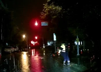 暴雨淹路臺中工業區險變運河 全靠員警打通任督二脈