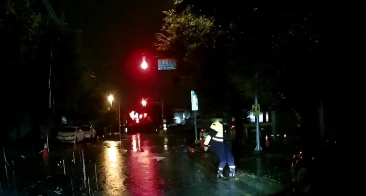 暴雨淹路臺中工業區險變運河 全靠員警打通任督二脈 暴雨淹路臺中工業區險變運河 全靠員警打通任督二脈