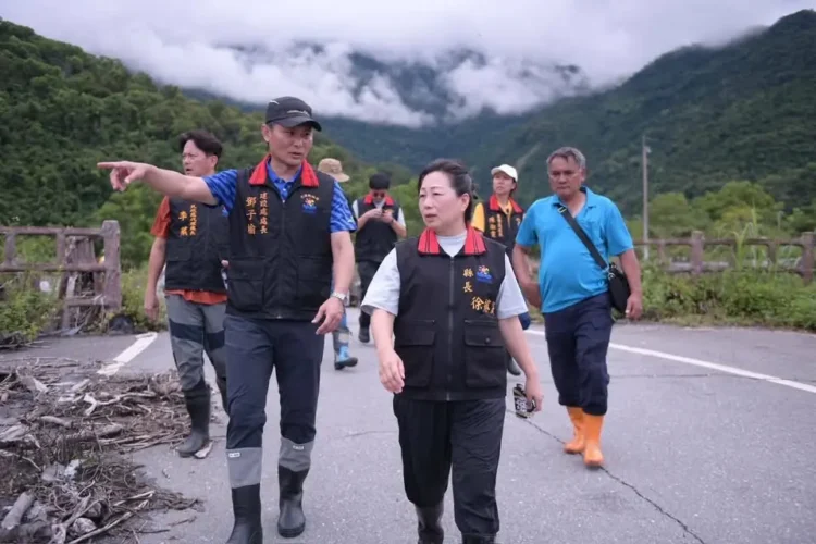 花蓮縣長徐榛蔚為鄉親大聲疾呼:「回家 真的好難」 呼籲中央正視花東交通投入 花蓮縣長徐榛蔚為鄉親大聲疾呼:「回家 真的好難」 呼籲中央正視花東交通投入