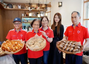 台中貝果店攜手終身學習協會 樂齡長者當一日店長