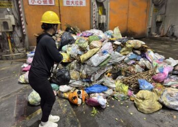 整車垃圾倒出來找！民眾誤丟「百萬背包」慘變灰燼 環保局急喊：3招防手滑