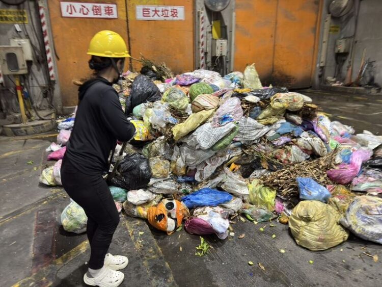 整車垃圾倒出來找!民眾誤丟「百萬背包」慘變灰燼 環保局急喊:3招防手滑 整車垃圾倒出來找!民眾誤丟「百萬背包」慘變灰燼 環保局急喊:3招防手滑