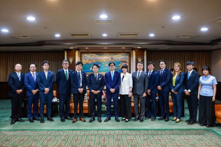 日本北九州市長武內和久首訪高雄 與陳其邁簽署城市合作協定 日本北九州市長武內和久首訪高雄 與陳其邁簽署城市合作協定