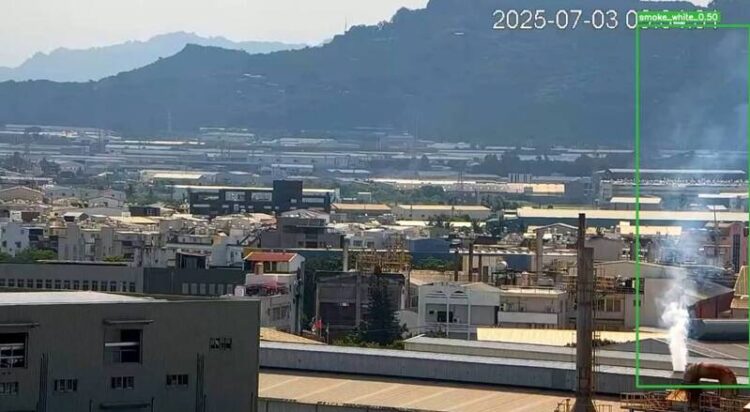 高雄環保局AI監控發威!岡山工廠違規排白煙 最高可罰2,000萬 高雄環保局AI監控發威!岡山工廠違規排白煙 最高可罰2,000萬