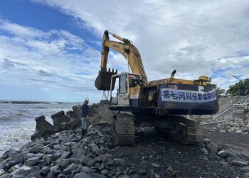 「丹娜絲」颱風逼近！屏東部署153台抽水機、200顆防汛塊搶護下寮海堤防潰