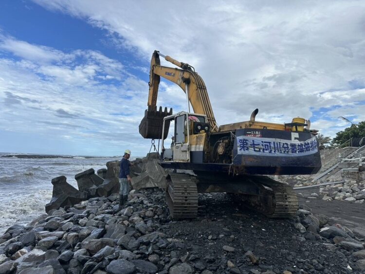 「丹娜絲」颱風逼近！屏東部署153台抽水機、200顆防汛塊搶護下寮海堤防潰