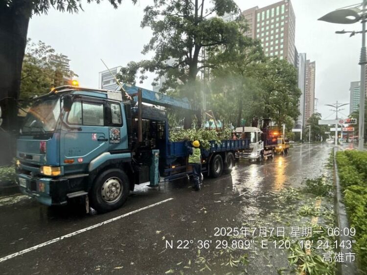 丹娜絲颱風過後 高市全力動員恢復交通與市容 丹娜絲颱風過後 高市全力動員恢復交通與市容