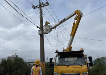 台電高雄區處：丹娜絲致逾4萬戶停電  連夜搶修今午夜前可望99%復電！