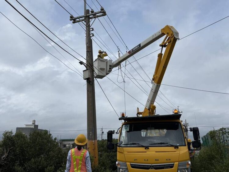 台電高雄區處:丹娜絲致逾4萬戶停電 連夜搶修今午夜前可望99%復電! 台電高雄區處:丹娜絲致逾4萬戶停電 連夜搶修今午夜前可望99%復電!
