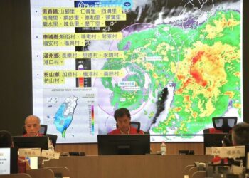 颱風時縣長不在 屏東縣長遭質疑「爽旅遊」