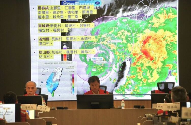 颱風時縣長不在 屏東縣長遭質疑「爽旅遊」 颱風時縣長不在 屏東縣長遭質疑「爽旅遊」
