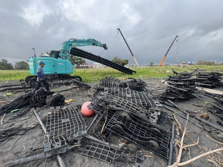 屏東離岸光電浮台遭颱風摧毀 縣府勒令停工並限期清理 屏東離岸光電浮台遭颱風摧毀 縣府勒令停工並限期清理