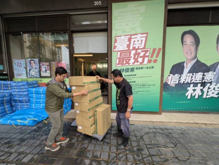 賴瑞隆暖心麵包送台南 支持協助救災復原工作