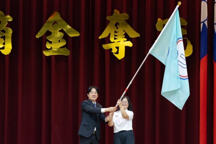 總統為世大運代表團授旗 期許為國爭光 以運動壯大臺灣