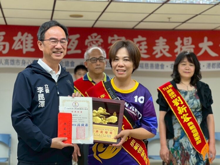 2025恆愛家庭」頒獎典禮登場 湯舜旬家庭以愛陪伴詮釋希望 2025恆愛家庭」頒獎典禮登場 湯舜旬家庭以愛陪伴詮釋希望