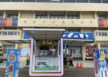 充電救急也救心 台南多區停電未復原 儲能櫃上場支援民眾手機續命