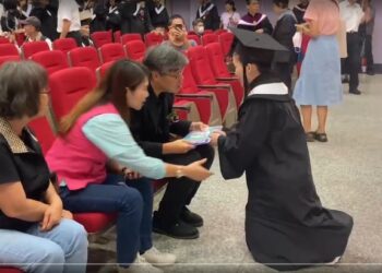 高雄市立空大畢業生下跪陳情 控師長騷擾與校園霸凌未獲處理