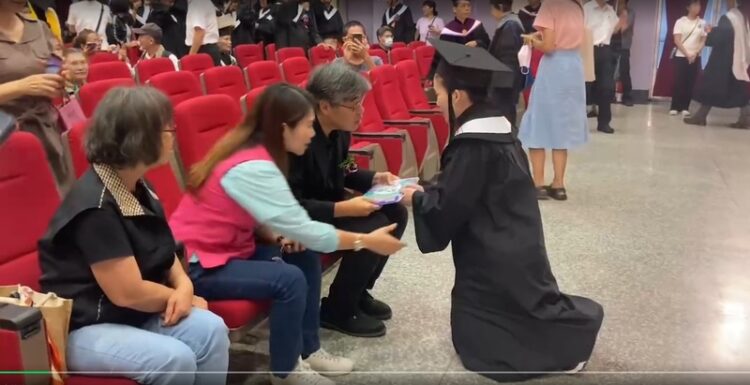 高雄市立空大畢業生下跪陳情 控師長騷擾與校園霸凌未獲處理 高雄市立空大畢業生下跪陳情 控師長騷擾與校園霸凌未獲處理