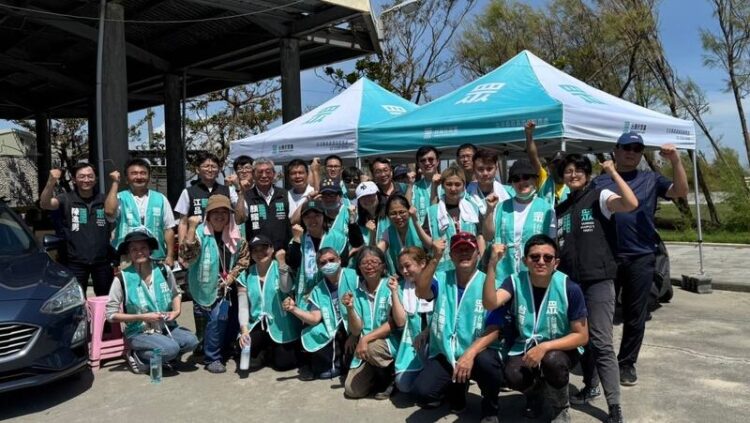 民眾黨台南市黨部七日救災行動總動員:從果園落果到水電搶修、環境清理,小草實力展現! 民眾黨台南市黨部七日救災行動總動員:從果園落果到水電搶修、環境清理,小草實力展現!