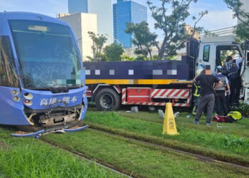 高雄輕軌通車最嚴重事故！貨車違規撞擊釀6傷