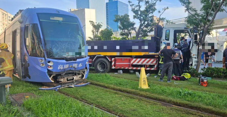 高雄輕軌通車最嚴重事故!貨車違規撞擊釀6傷 高雄輕軌通車最嚴重事故!貨車違規撞擊釀6傷