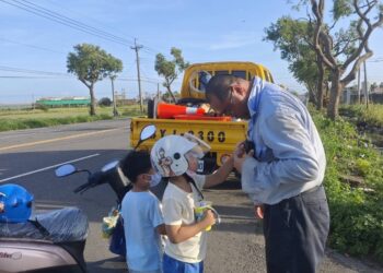 停電7天最暖畫面！台電爸爸搶修遇兒探班 嘉義98%復電背後的鋼鐵柔情