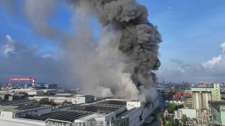 高雄三元能源鋰電池廠大火! 15人送醫 空品警報啟動 高雄三元能源鋰電池廠大火! 15人送醫 空品警報啟動