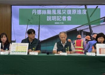 丹娜絲重創台南逾兩萬棵路樹倒塌、業者捐氫能機組助復電 慈濟善心人士投入災區復原