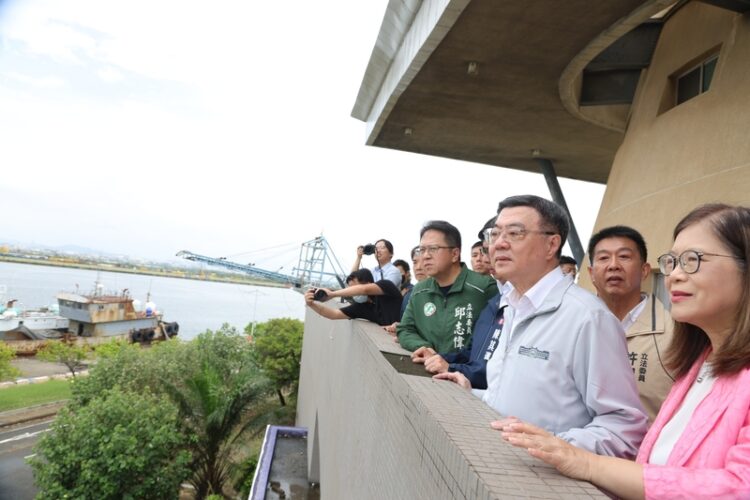 卓揆視察高雄興達港海巡基地碼頭整修及浚深計畫 支持海巡強化設備 守護臺灣海疆安全 卓揆視察高雄興達港海巡基地碼頭整修及浚深計畫 支持海巡強化設備 守護臺灣海疆安全