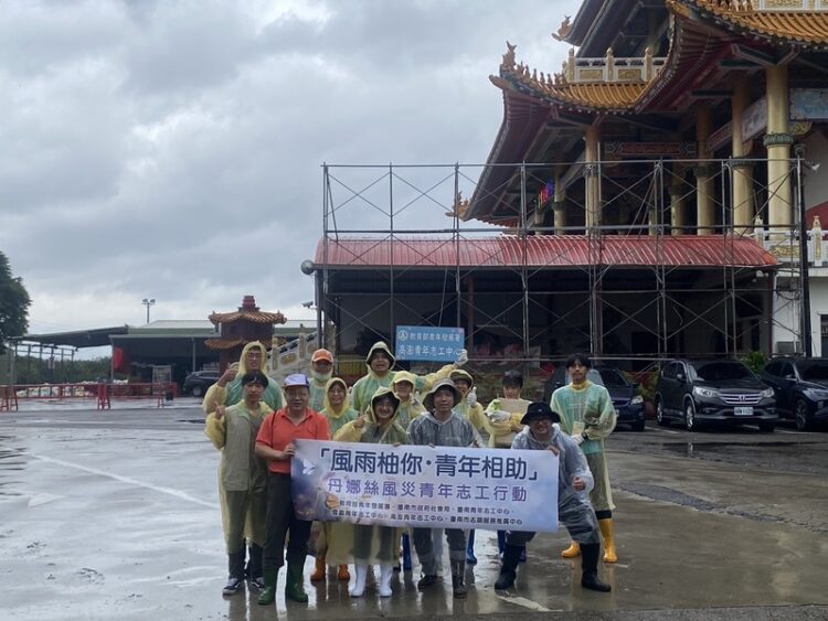 風雨柚你青年相助 青年署號召志工助老農清除文旦落果 風雨柚你青年相助 青年署號召志工助老農清除文旦落果