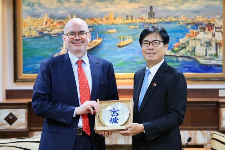 高雄市長陳其邁出席美國國慶酒會 與美國在台協會谷立言處長會晤 盼深化台美合作 高雄市長陳其邁出席美國國慶酒會 與美國在台協會谷立言處長會晤 盼深化台美合作