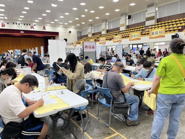 高市勞工局偕南科舉辦大型徵才活動 助北高雄民眾在地就業 高市勞工局偕南科舉辦大型徵才活動 助北高雄民眾在地就業