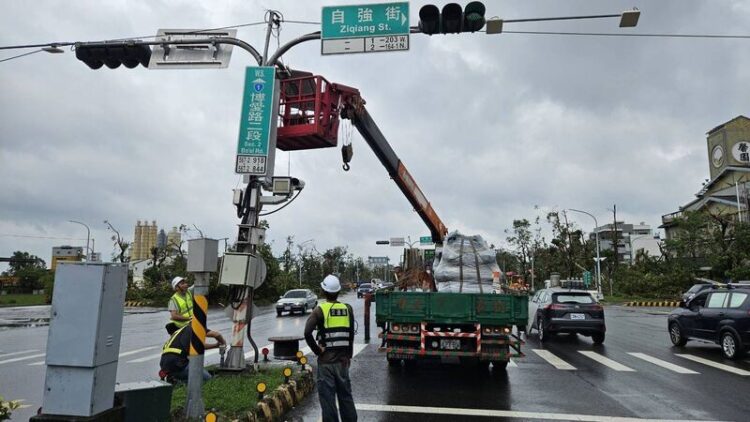高市府動員 1,807人次及各式車輛機具 支援嘉義縣市及台南風災復原任務 高市府動員 1,807人次及各式車輛機具 支援嘉義縣市及台南風災復原任務